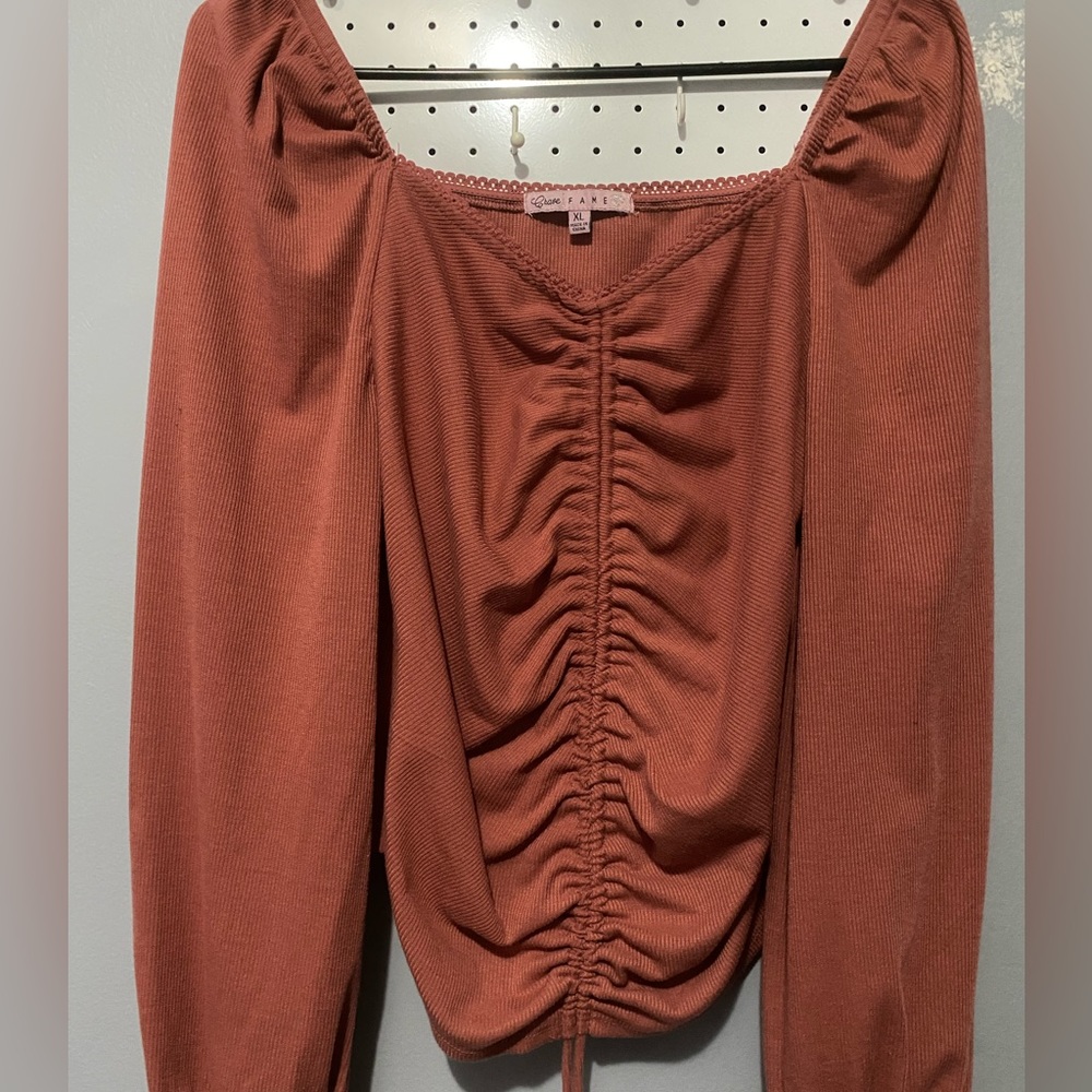 Long sleeve top w/ adjustable middle